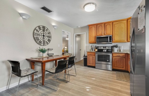 Jacksonville Casa | Spacious 4-bedroom house WiFi, near NAS Jax, Orange Park,pet friendly, sleeps 10