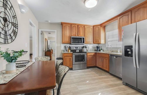 Jacksonville Casa | Spacious 4-bedroom house WiFi, near NAS Jax, Orange Park,pet friendly, sleeps 10