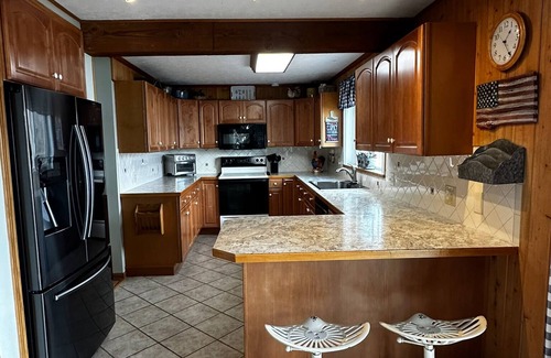 Johannesburg Casa | Spacious 4-bedroom lakefront home on Big Bear Lake in Johannesburg with WiFi, AC