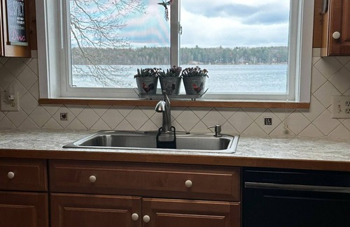 Johannesburg Casa | Spacious 4-bedroom lakefront home on Big Bear Lake in Johannesburg with WiFi, AC
