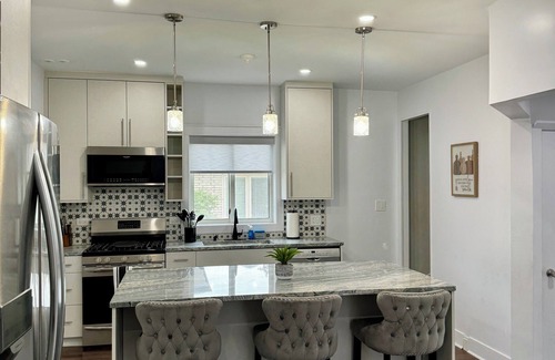 Lincolnwood Casa | Spacious 4-bedroom bungalow in family friendly Lincolnwood with WiFi, AC