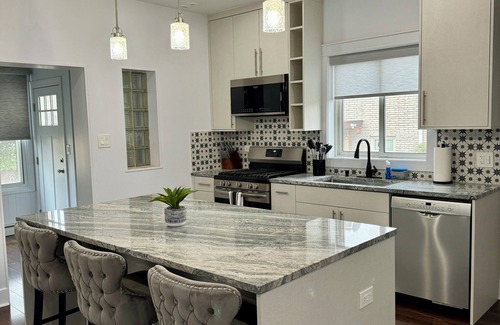Lincolnwood Casa | Spacious 4-bedroom bungalow in family friendly Lincolnwood with WiFi, AC