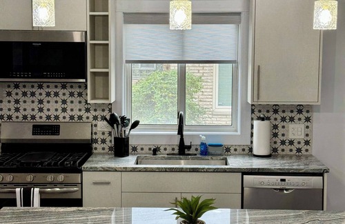 Lincolnwood Casa | Spacious 4-bedroom bungalow in family friendly Lincolnwood with WiFi, AC