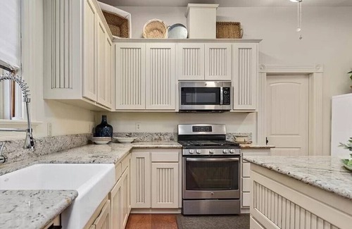 McLoughlin Casa | Spacious 4-bedroom Victorian home, sleeps up to 14, for Family or Bridal Getaway