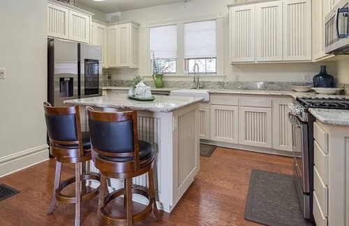 McLoughlin Casa | Spacious 4-bedroom Victorian home, sleeps up to 14, for Family or Bridal Getaway