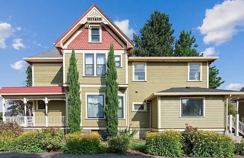 McLoughlin Casa | Spacious 4-bedroom Victorian home, sleeps up to 14, for Family or Bridal Getaway