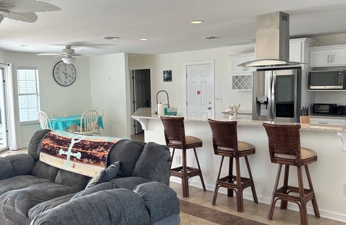 Panama City Casa | Spacious 4-bedroom house in Panama City with in ground pool and private dock