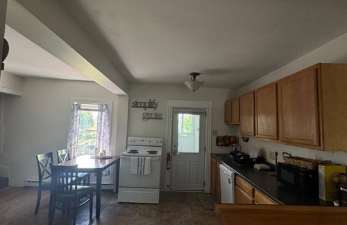 Plattsburgh Apartamento | Spacious 4-bedroom apartment with AC, WiFi in charming Plattsburgh