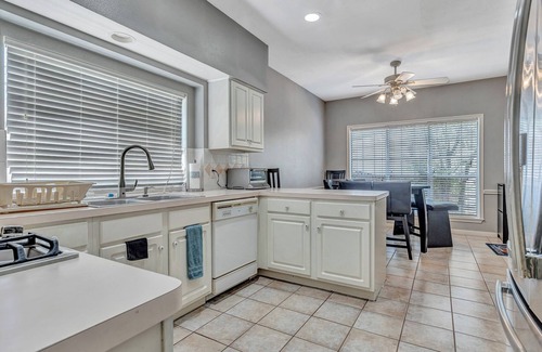 North San Antonio - SAT Casa | Spacious 4-bedroom house with WiFi, AC in beautiful San Antonio