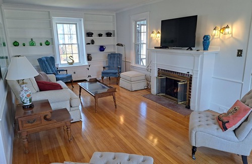 Southbridge Casa | Spacious 4 Bedroom Colonial close to Old Sturbridge Village and Brimfield Fair.
