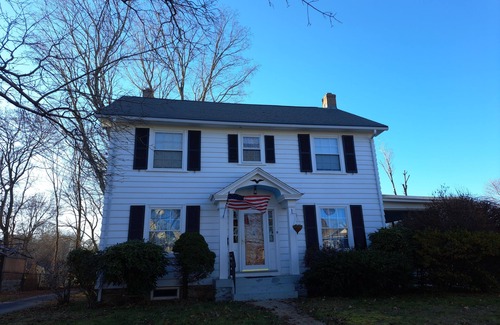 Southbridge Casa | Spacious 4 Bedroom Colonial close to Old Sturbridge Village and Brimfield Fair.