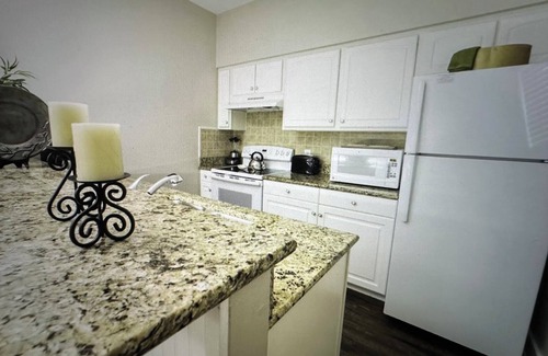 Lackey Casa | Spacious 1-3 bedroom estate in charming Williamsburg with AC, fitness room