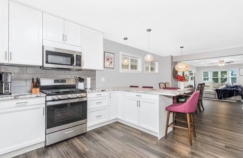 Geneva Casa | Spacious 4-bedroom vacation home just 1 mile walk to Town and River!