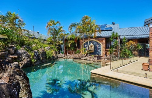 Benowa Casa | Spacious 4-Bedroom Waterfront Home With A Pool