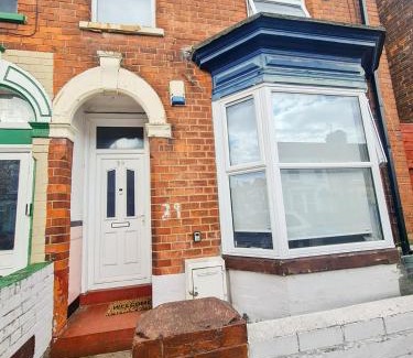 Hull Casa | Spacious 4 Bedroom With Free Parking, Games & Fast WiFi - Near MKM Stadium, Royal Infirmary Hospital -Sleeps 8 Ideal for Contractors, Families & Workers