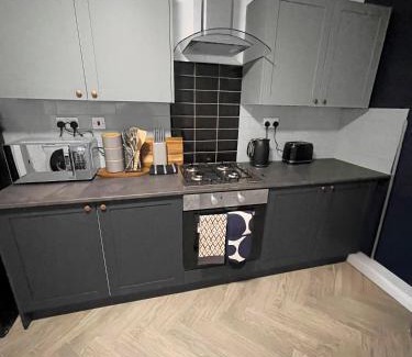 Hull Casa | Spacious 4 Bedroom With Free Parking, Games & Fast WiFi - Near MKM Stadium, Royal Infirmary Hospital -Sleeps 8 Ideal for Contractors, Families & Workers
