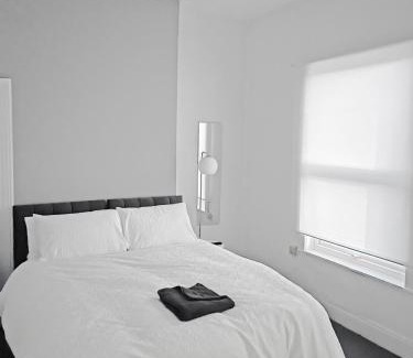 Hull Casa | Spacious 4 Bedroom With Free Parking, Games & Fast WiFi - Near MKM Stadium, Royal Infirmary Hospital -Sleeps 8 Ideal for Contractors, Families & Workers