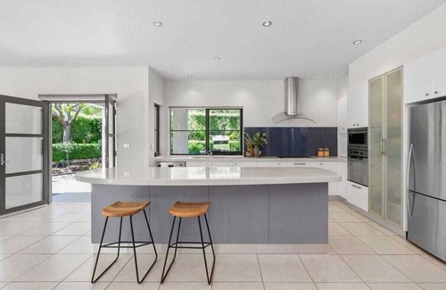 Deakin Casa | Spacious 4 bedrooms house in Inner South