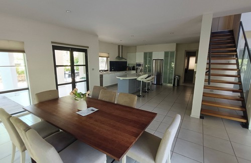 Deakin Casa | Spacious 4 bedrooms house in Inner South