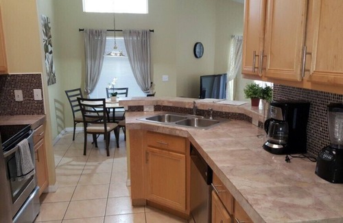 Indian Point Villa | Escápese a una villa 4BR, 3BA con sala recreativa, piscina y spa con mosquitero (151)