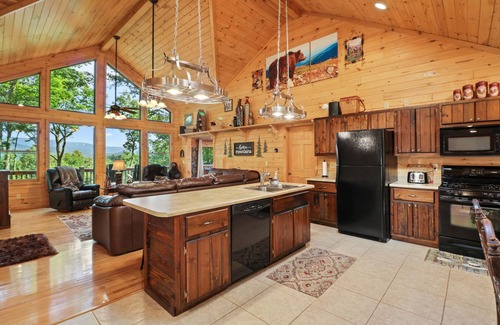 Foxfire Estates Cabina | Spacious 4 BR Cabin w/ Stunning Mountain Views! Pet Friendly! Hot Tub!