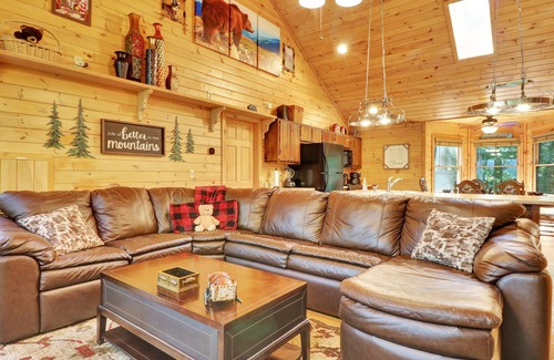 Foxfire Estates Cabina | Spacious 4 BR Cabin w/ Stunning Mountain Views! Pet Friendly! Hot Tub!