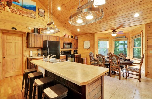 Foxfire Estates Cabina | Spacious 4 BR Cabin w/ Stunning Mountain Views! Pet Friendly! Hot Tub!