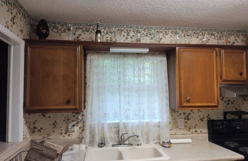 Universal City Casa | Spacious 4 BR house AC & WiFi in cool Universal City. Fenced yard, shop, RAFB