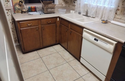 Universal City Casa | Spacious 4 BR house AC & WiFi in cool Universal City. Fenced yard, shop, RAFB