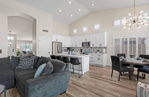 Pivotal Peoria Center Casa | Spacious 4 BR -SaltwaterHotTub -Pool -Sleeps 11