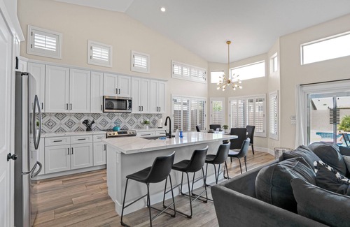 Pivotal Peoria Center Casa | Spacious 4 BR -SaltwaterHotTub -Pool -Sleeps 11