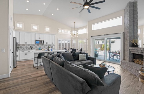 Pivotal Peoria Center Casa | Spacious 4 BR -SaltwaterHotTub -Pool -Sleeps 11