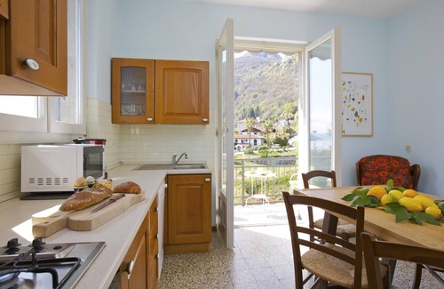 Cannero Riviera Apartamento | Amplio apartamento de 4½ habitaciones con jardín con barbacoa y balcón.