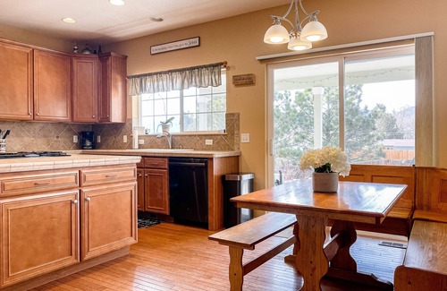 Monument Casa | Spacious - 4200 sq ft Family Friendly Home near Hearth House