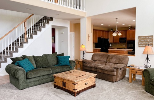 Monument Casa | Spacious - 4200 sq ft Family Friendly Home near Hearth House
