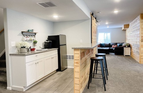 Monument Casa | Spacious - 4200 sq ft Family Friendly Home near Hearth House