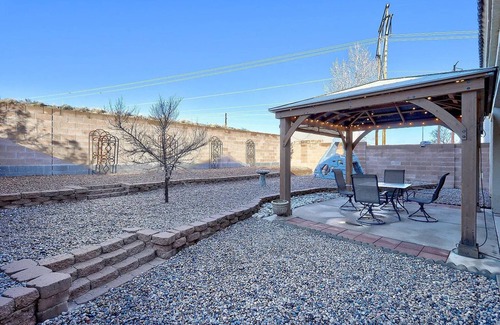 Tierra Oeste Casa | Spacious 4bd/3.5 bath house, Quiet Albuquerque Neighborhood