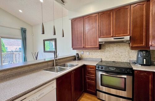 Churchill Meadows Casa | Spacious 4BD Oasis with Sauna