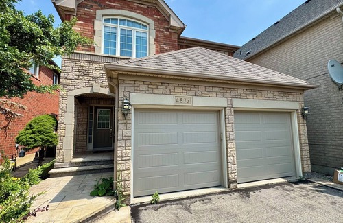 Churchill Meadows Casa | Spacious 4BD Oasis with Sauna