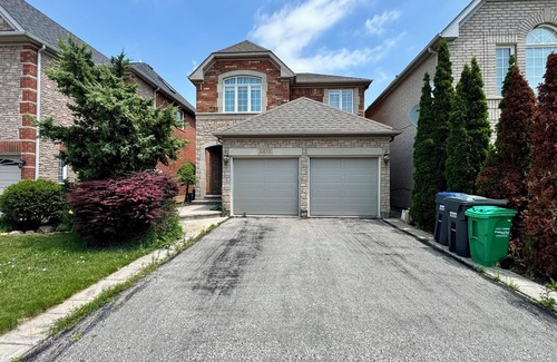 Churchill Meadows Casa | Spacious 4BD Oasis with Sauna
