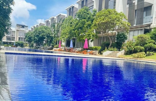 Old Jakarta Villa | Spacious 4bedroom villa with WiFi, fitness room in charming Jakarta