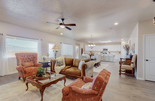 Rio Rancho Casa | Spacious 4BR/3BA with Amazing Views. Sleeps up to 8.