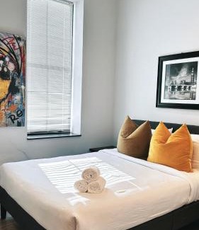 Downtown Apartamento | Spacious 4BR Apt, Sleeps 8, Downtown by Theaters