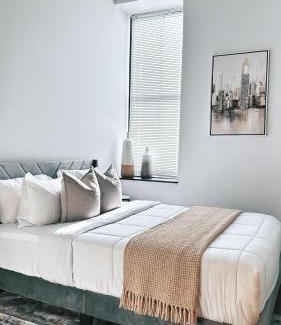 Downtown Apartamento | Spacious 4BR Apt, Sleeps 8, Downtown by Theaters