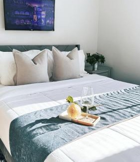 Downtown Apartamento | Spacious 4BR Apt, Sleeps 8, Downtown by Theaters