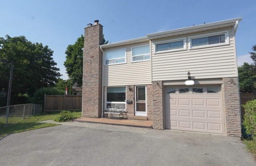Pickering Casa | Spacious 4BR Big Yard Family, Business & Relocation-Friendly