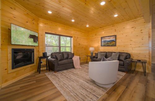Gatlinburg - Pigeon Forge Casa | Spacious 4BR Cabin with Hot Tub, Game Room & Fire Pit, Close to Dollywood