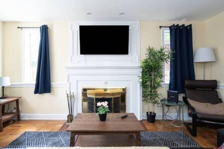 Northeast Alexandria Casa | Spacious 4BR CozySuites in Old Town Alexandria