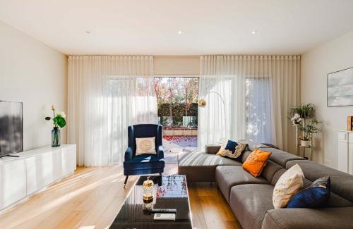 Brighton East Casa | Spacious 4BR Designer Home in Prime Brighton East