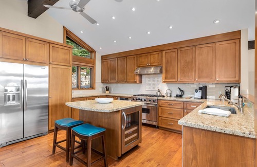 Lake Forest Cabina | Spacious 4BR Dollar Point Home w/ Lake Tahoe Views, Private Hot Tub, Pool Table, Close to Skiing!
